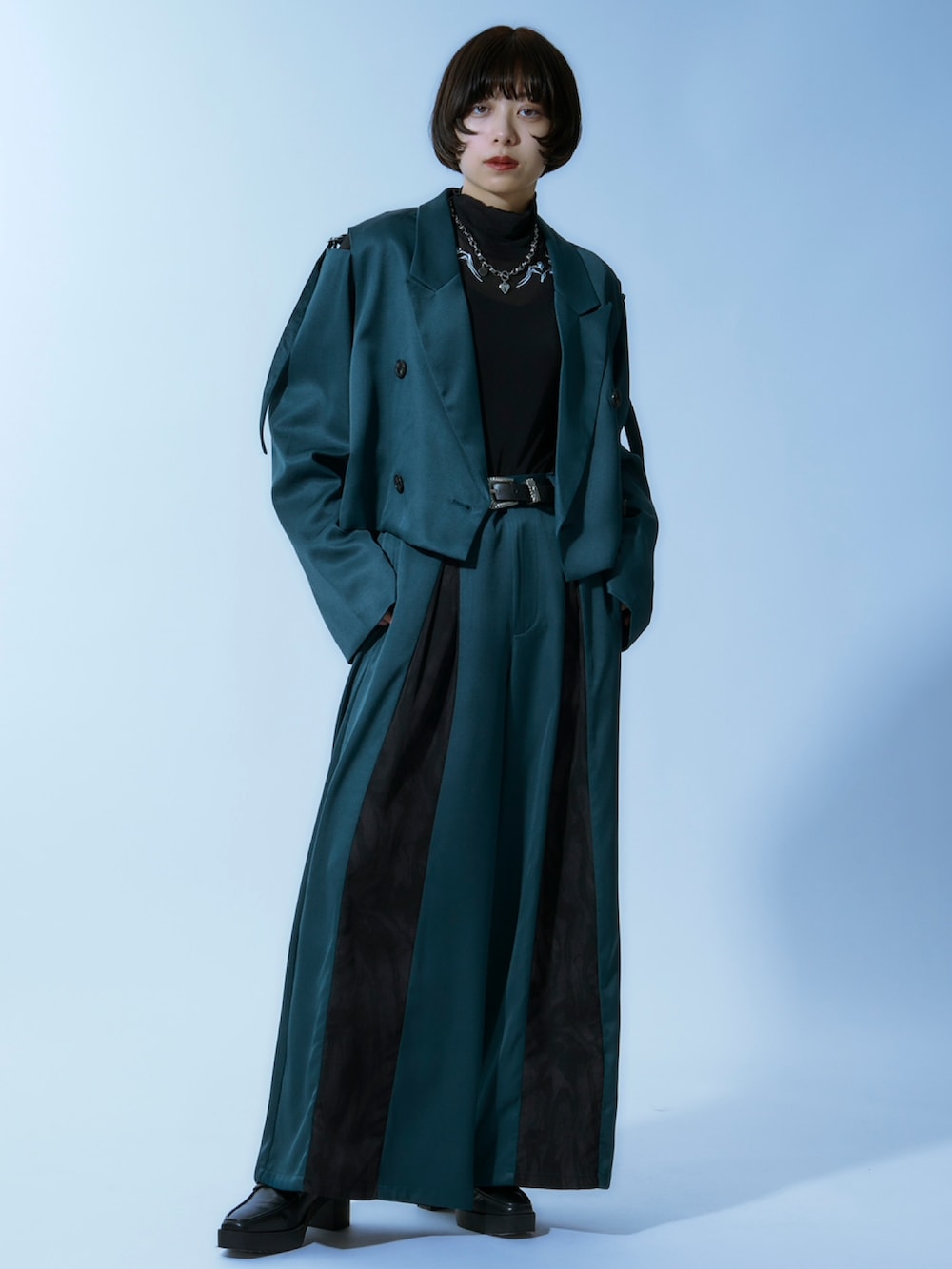 グリーン系のテーラードジャケット、グリーン系のその他パンツを着用したレディースの春コーディネートの5枚目の写真
