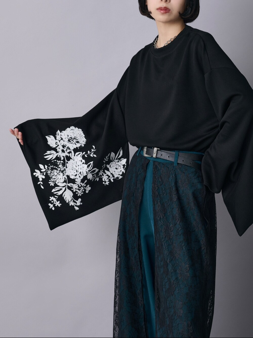 ホワイト系のTシャツ/カットソー、ブルー系のその他パンツ、ブラック系のローファーを着用したレディースの春コーディネートの3枚目の写真