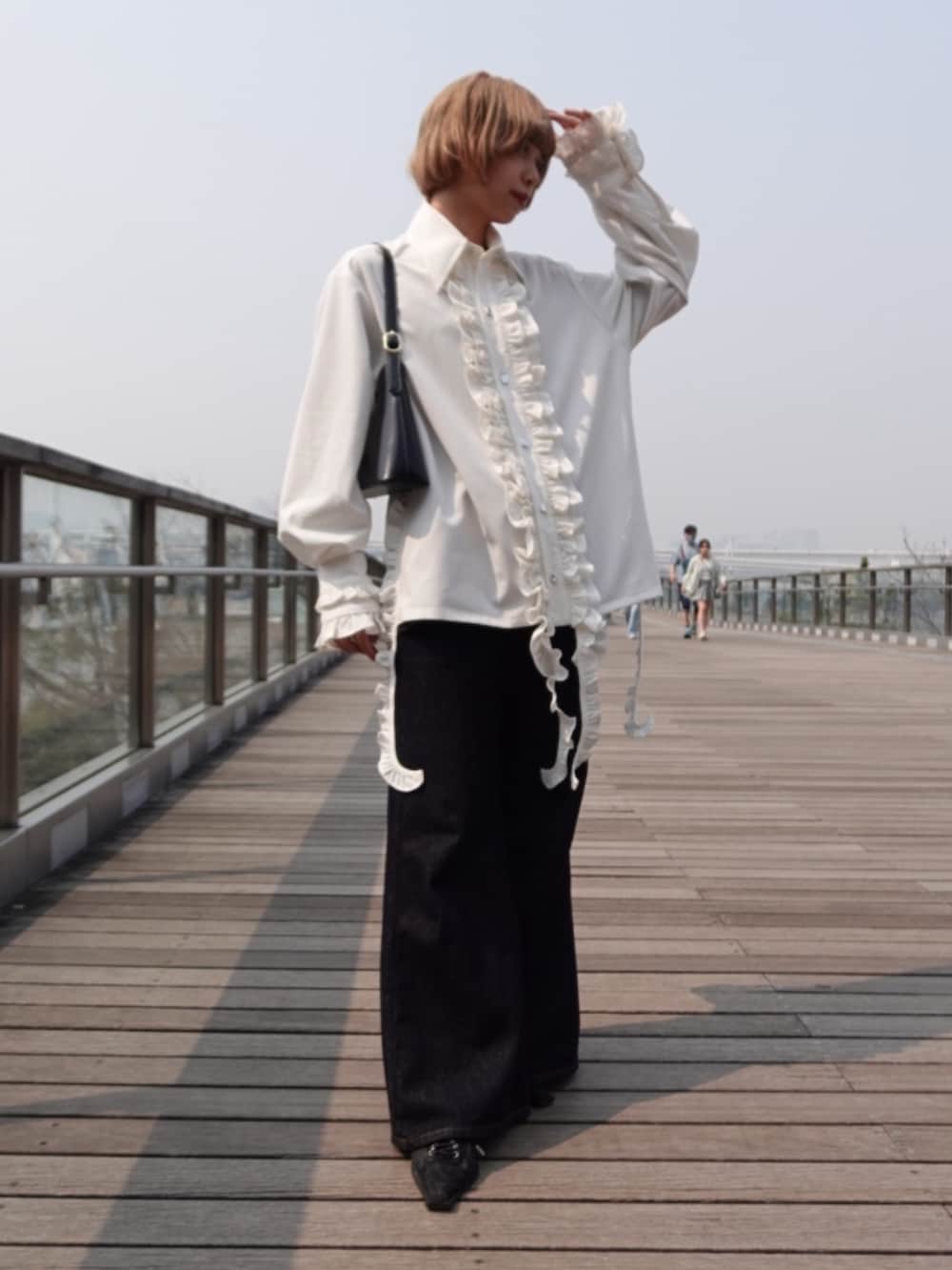 ホワイト系のシャツ/ブラウスを着用したレディースの春コーディネートの2枚目の写真