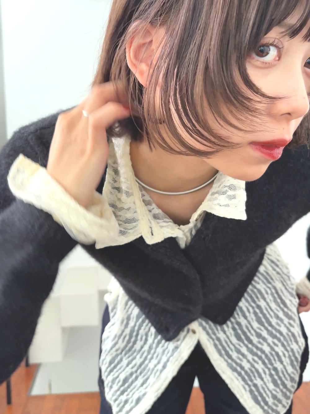 ブルー系のデニムパンツを着用したレディースの秋コーディネートの2枚目の写真