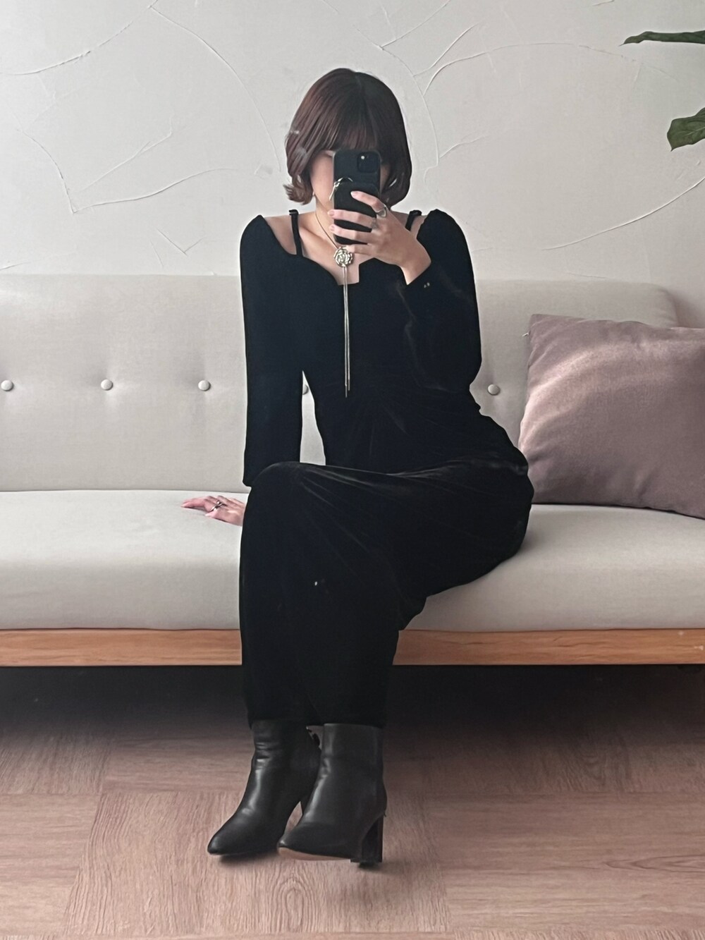 ブラック系のワンピース/ドレス、シルバー系のネックレス、ブラック系のスマホケース/カバーを着用したレディースの冬コーディネートの2枚目の写真