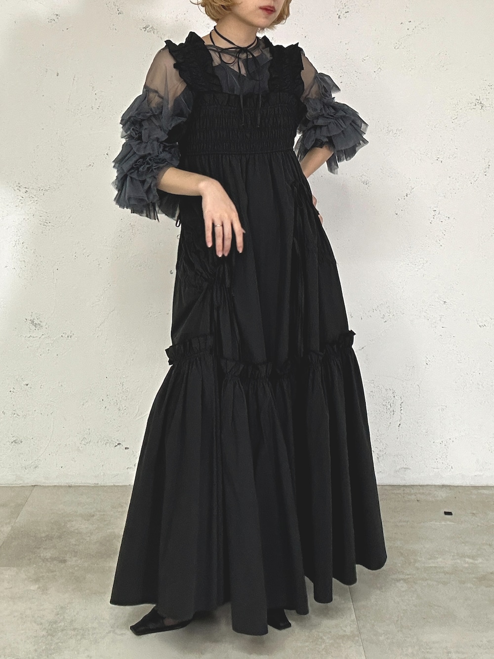 ブラック系のワンピース、グレー系のドレス、ブラック系のキャミソールを着用したレディースの夏コーディネートの5枚目の写真