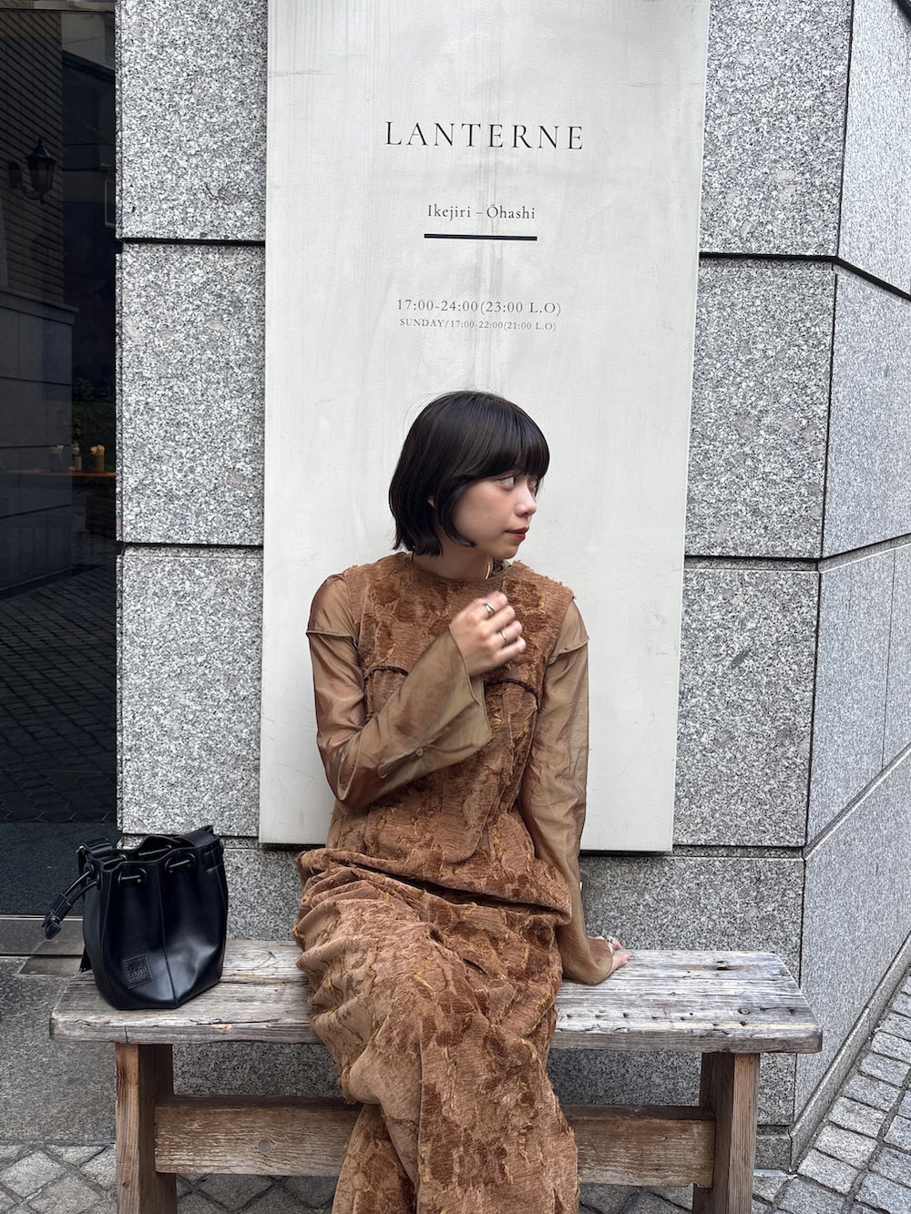 ブラウン系のオールインワン・サロペットを着用したレディースの冬コーディネートの2枚目の写真