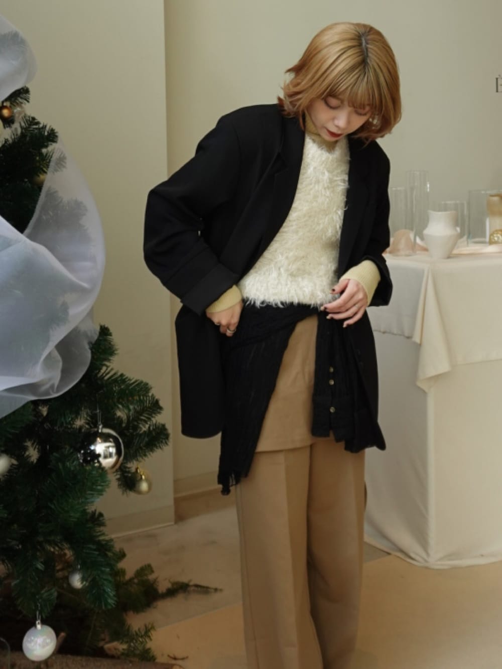 ブラウン系のパンツ、ベージュ系のシャツ/ブラウス、ブラック系のパンプスを着用したレディースの冬コーディネートの4枚目の写真