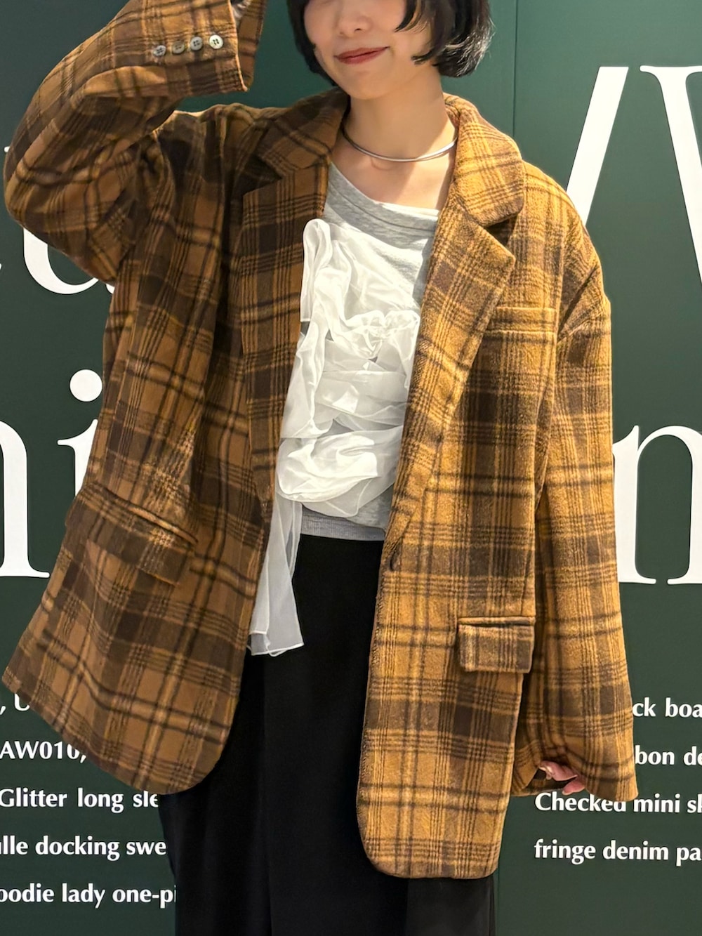 ブラウン系のジャケット/アウターを着用したレディースの夏コーディネートの5枚目の写真