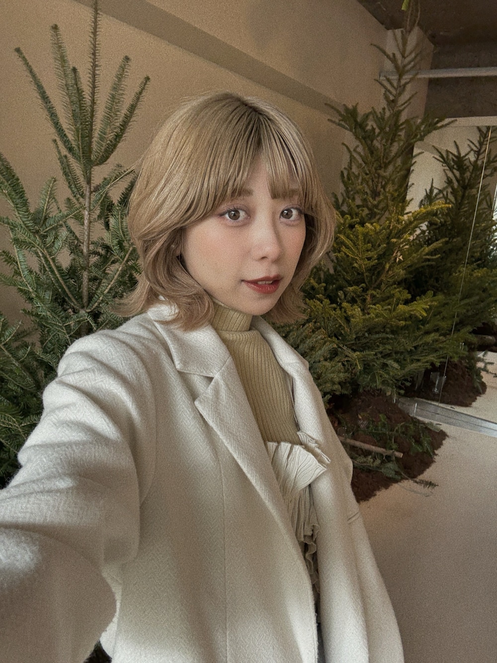 ホワイト系のジャケット/アウター、グリーン系のバレエシューズ、ホワイト系のその他トップスを着用したレディースの冬コーディネートの2枚目の写真