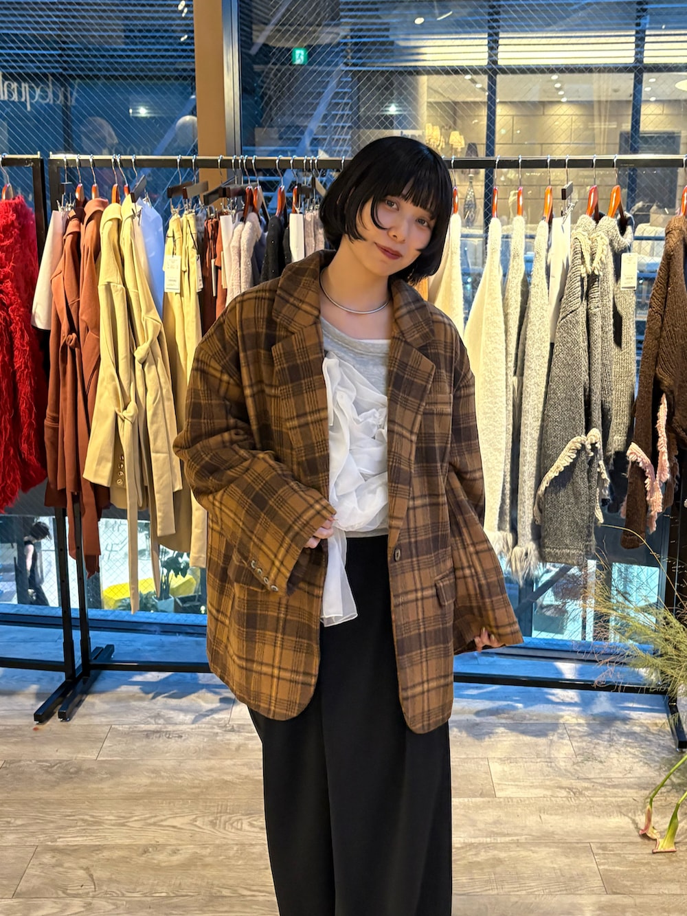 ブラウン系のジャケット/アウターを着用したレディースの夏コーディネートの3枚目の写真