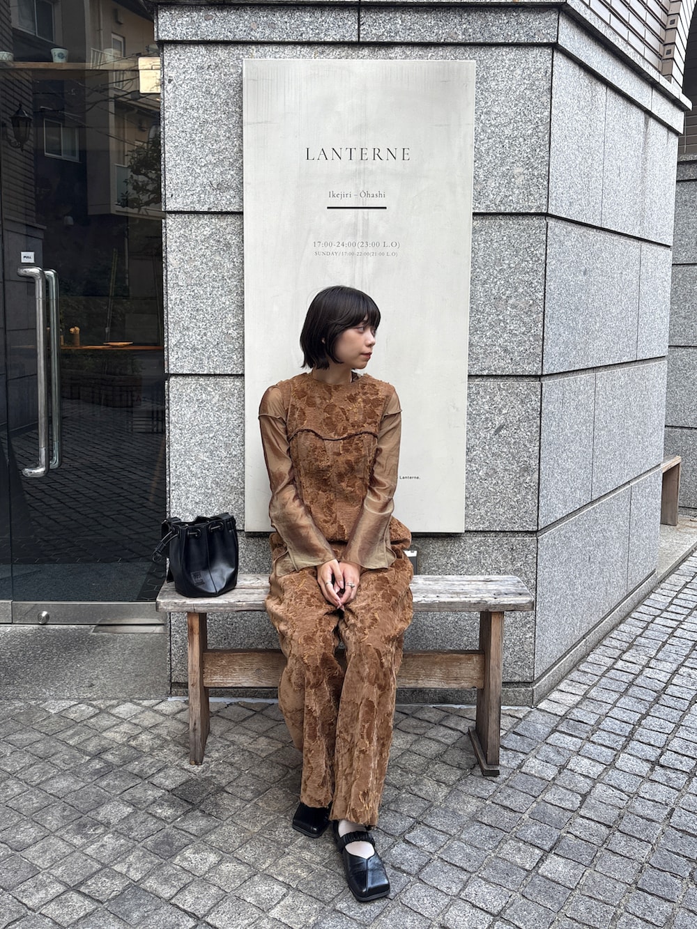 ブラウン系のオールインワン・サロペットを着用したレディースの冬コーディネートの3枚目の写真