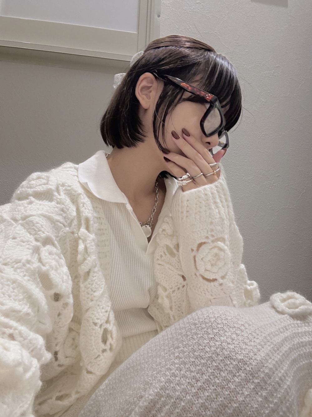 ホワイト系のトップス、その他のローファーを着用したレディースの秋コーディネートの3枚目の写真