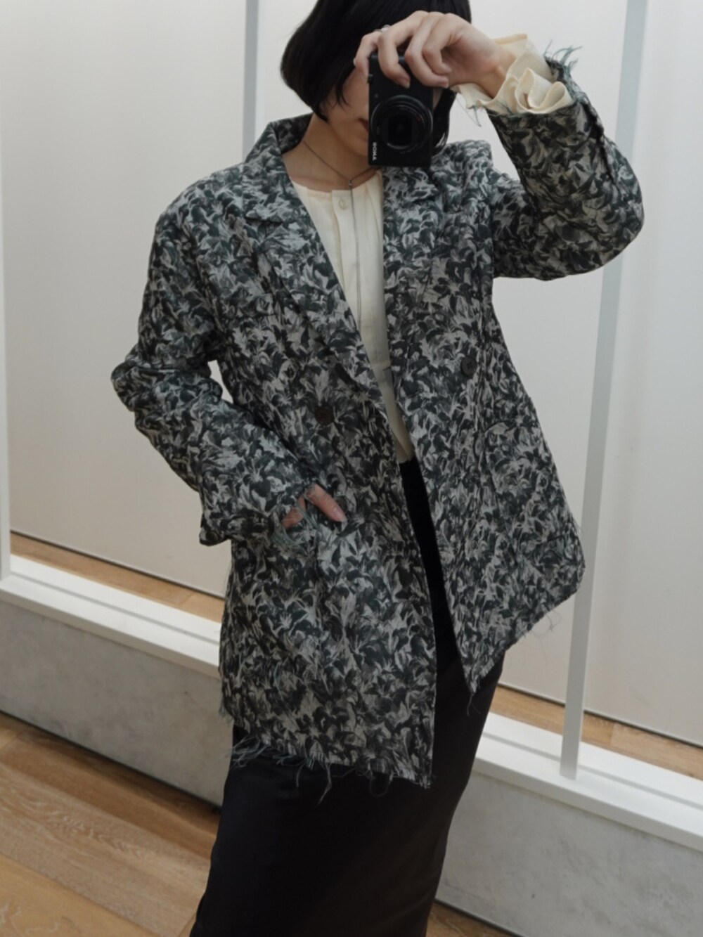 グリーン系のジャケット/アウター、ホワイト系のシャツ/ブラウス、ブラック系のスカートを着用したレディースの冬コーディネートの3枚目の写真