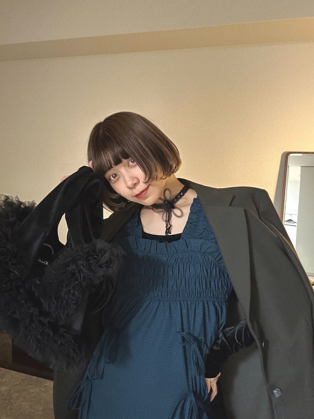 グリーン系のテーラードジャケット、グレー系のワンピース/ドレス、ブルー系のTシャツ/カットソーを着用したレディースの冬コーディネートの2枚目の写真