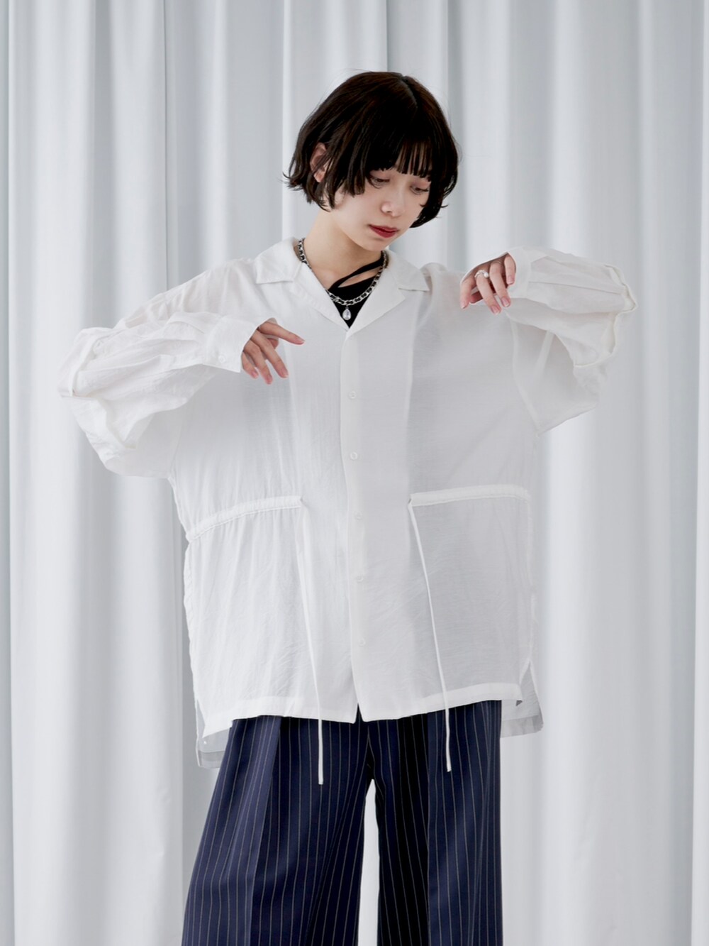 ホワイト系のシャツ/ブラウス、ブルー系のその他パンツを着用したレディースの春コーディネートの2枚目の写真