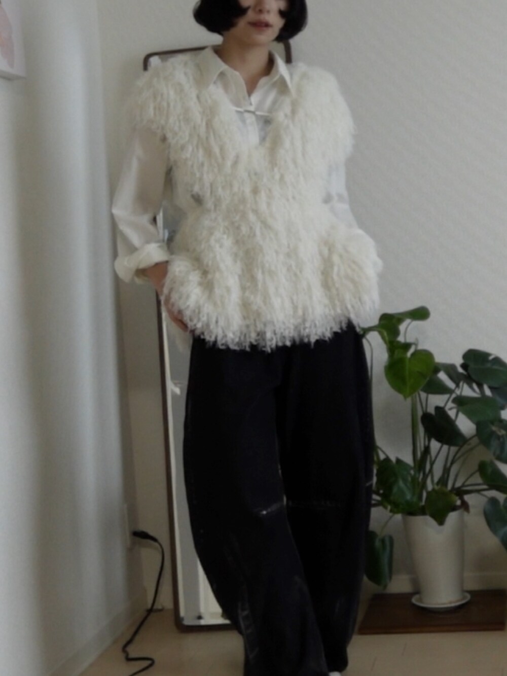 ホワイト系のベスト、ブラック系のデニムパンツ、ホワイト系のシャツ/ブラウスを着用したレディースの夏コーディネートの4枚目の写真