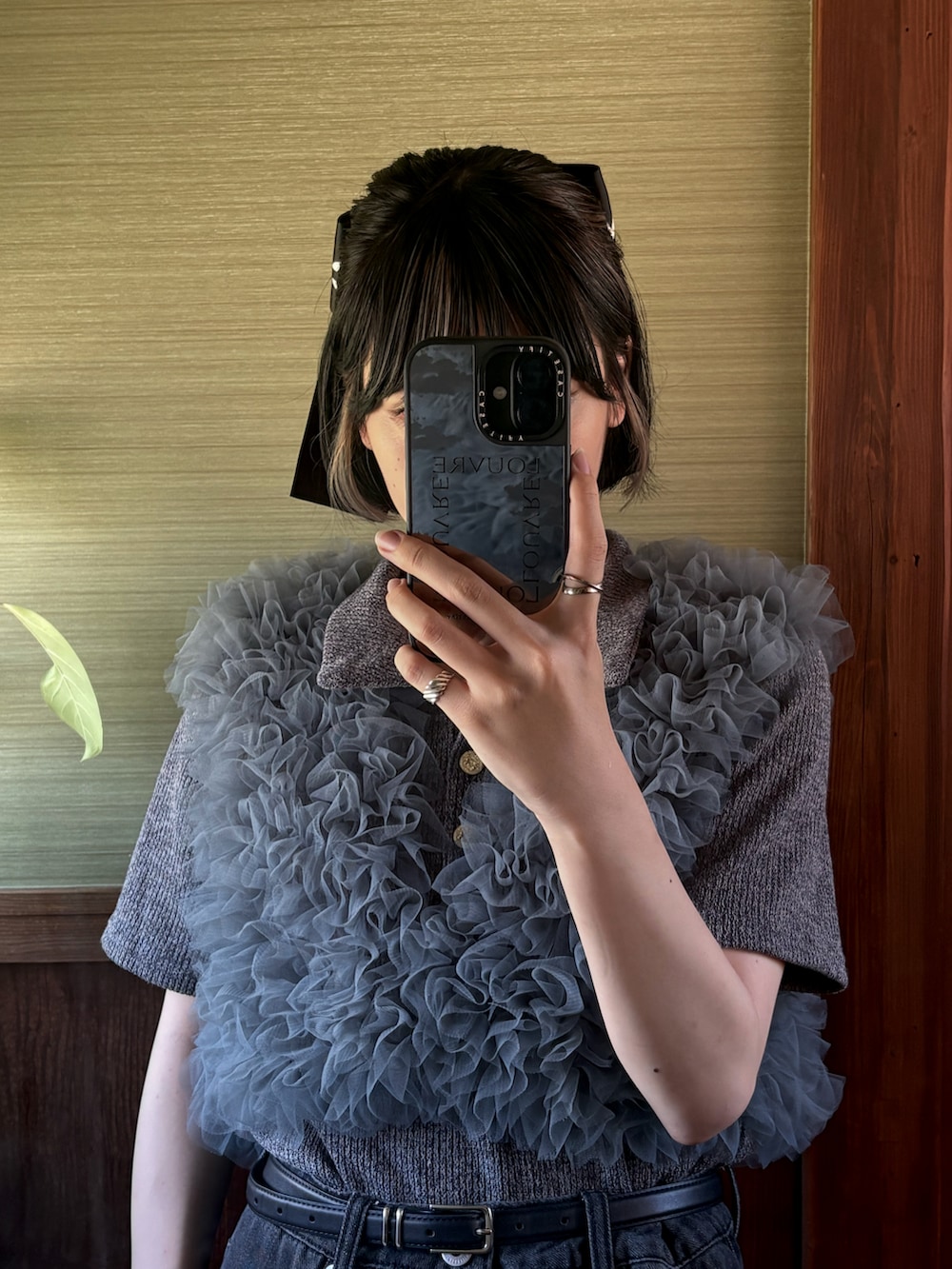 ブラック系のデニムパンツ、ブルー系のその他トップス、ブラック系のショルダーバッグを着用したレディースの夏コーディネートの2枚目の写真