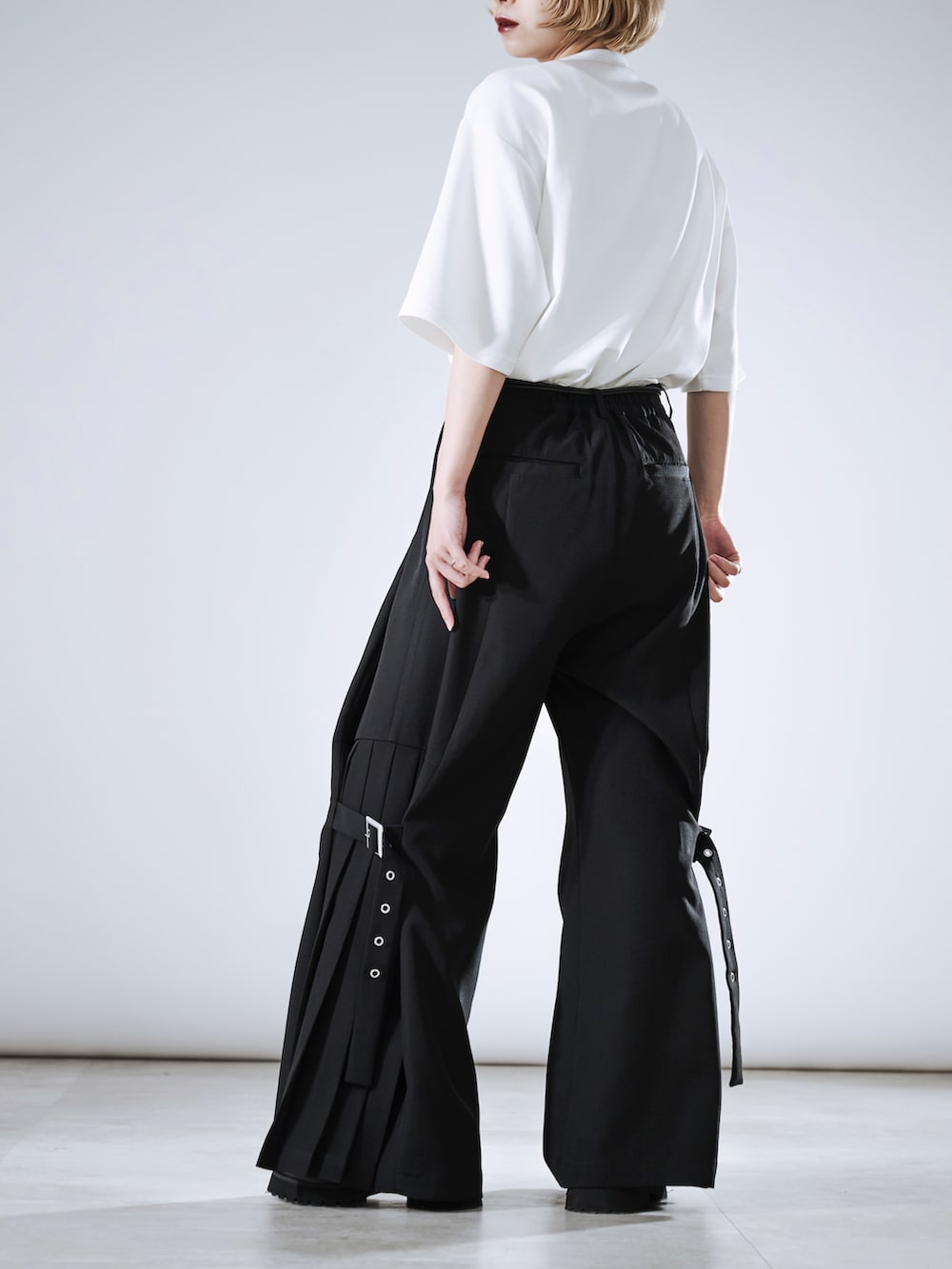 ホワイト系のTシャツ/カットソー、ブラック系のその他パンツ、ブラック系のサンダルを着用したレディースの春コーディネートの2枚目の写真