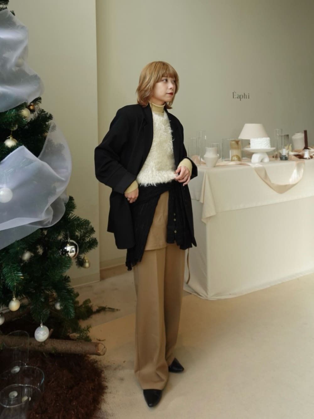 ブラウン系のパンツ、ベージュ系のシャツ/ブラウス、ブラック系のパンプスを着用したレディースの冬コーディネートの3枚目の写真