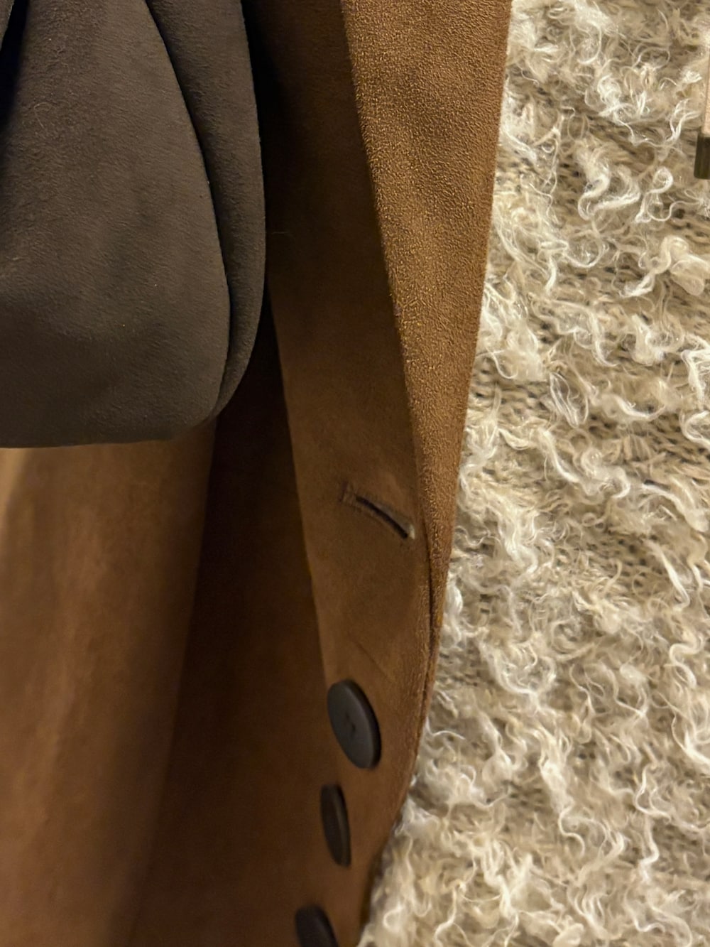 ブラウン系のパンツ、ブラウン系のジャケット/アウター、ベージュ系のシャツ/ブラウスを着用したレディースの冬コーディネートの3枚目の写真