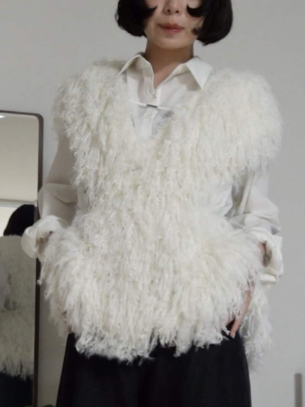 ホワイト系のベスト、ブラック系のデニムパンツ、ホワイト系のシャツ/ブラウスを着用したレディースの夏コーディネートの3枚目の写真