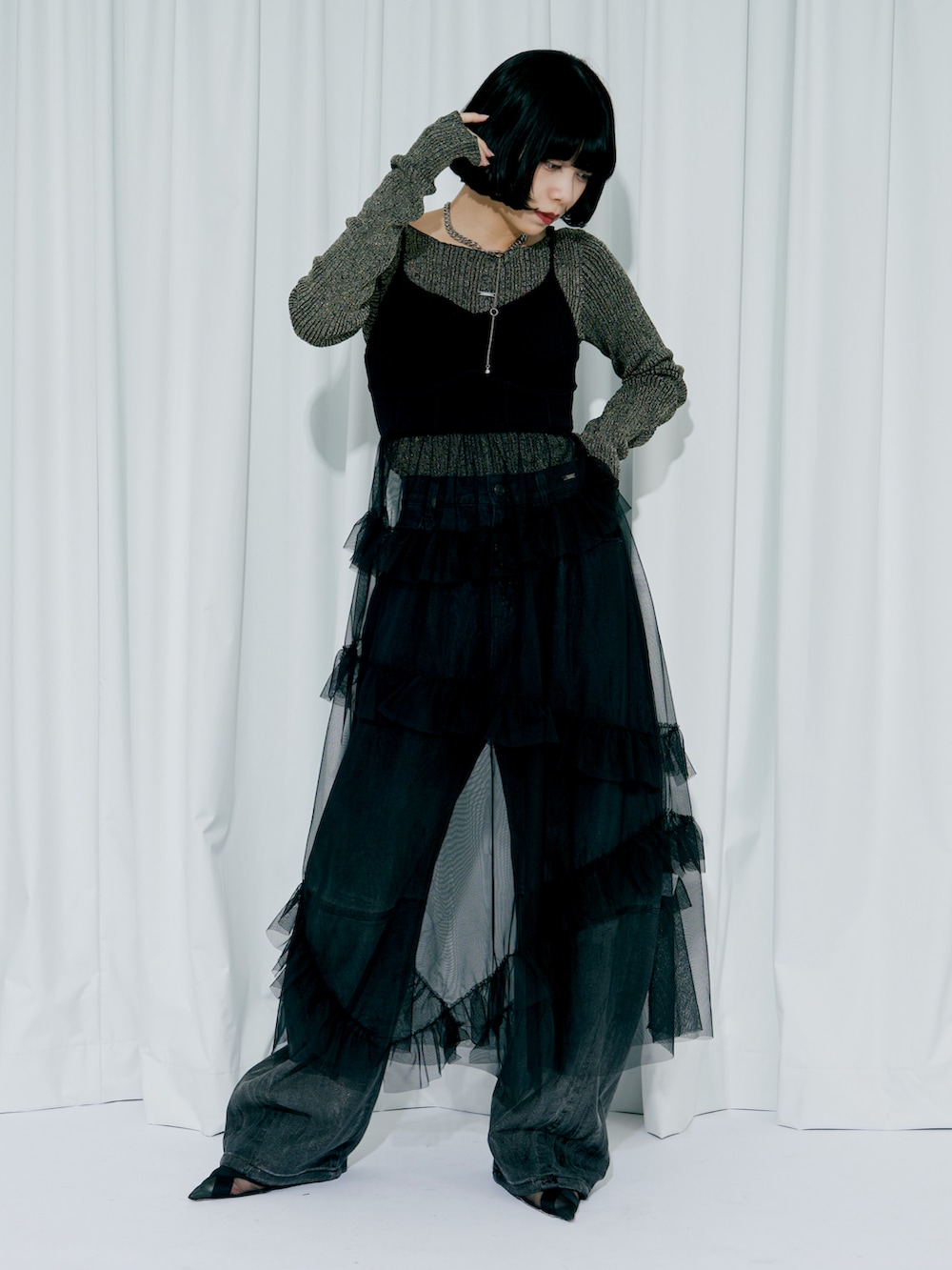 その他のその他トップス、グレー系のデニムパンツ、ブラック系のパンプスを着用したレディースの冬コーディネートの3枚目の写真