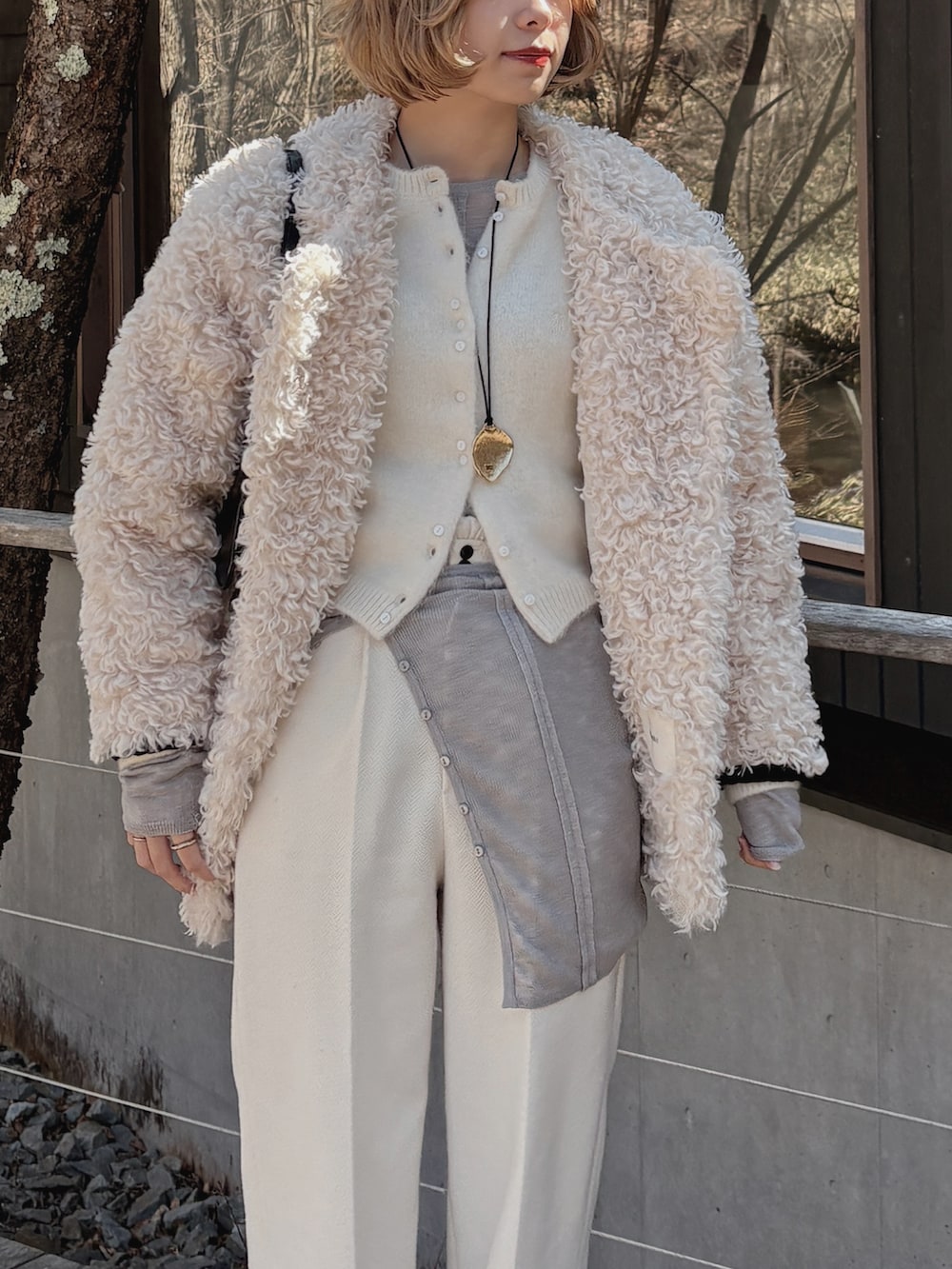 ブラック系のシューズ、ブラウン系のパンツを着用したレディースの春コーディネートの3枚目の写真