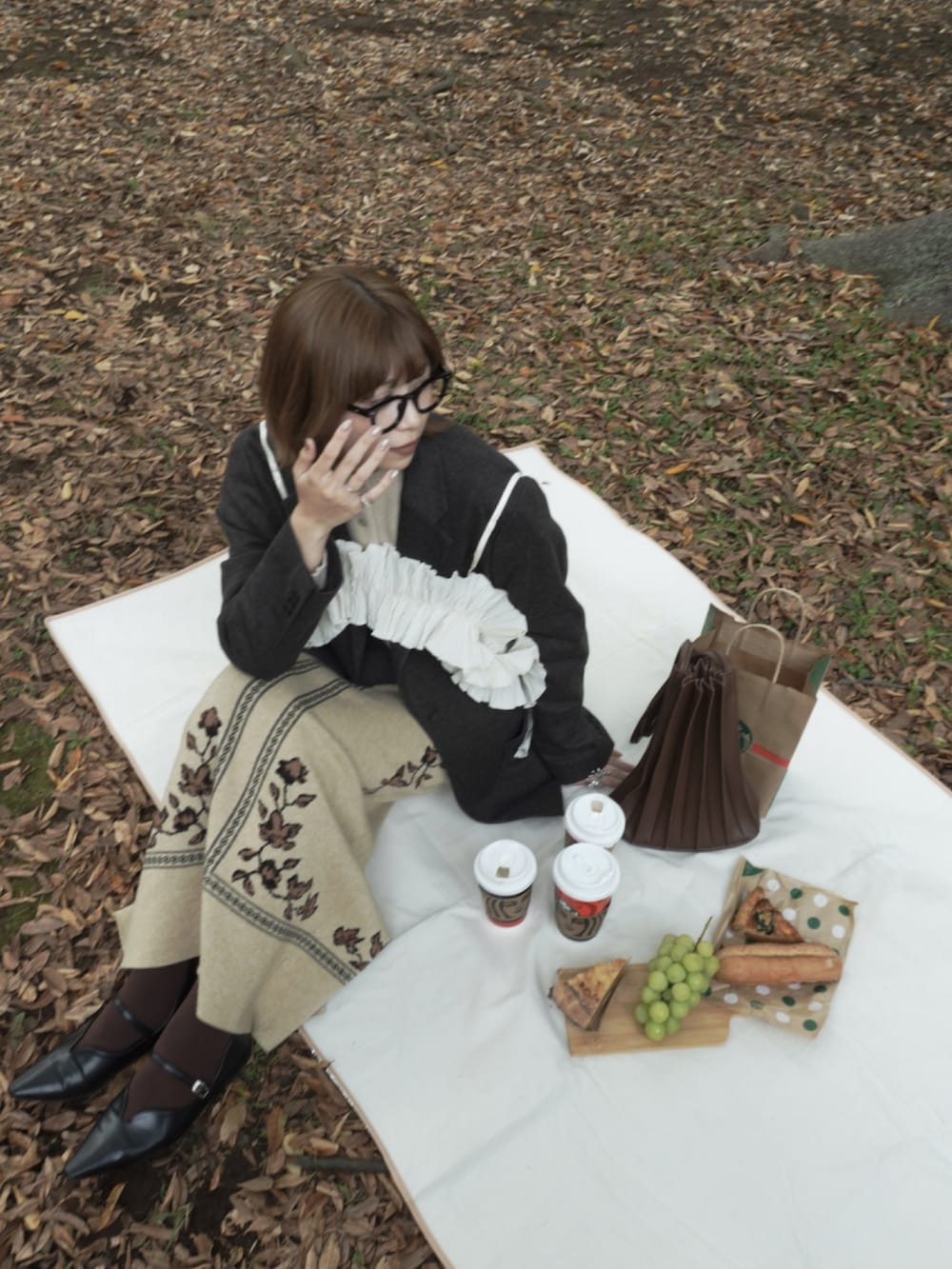 ブラック系のパンプス、ホワイト系のその他トップス、ブラウン系のジャケット/アウターを着用したレディースの秋コーディネートの4枚目の写真