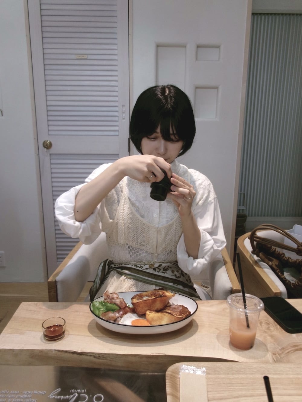 ブラウン系のバッグを着用したレディースの夏コーディネートの4枚目の写真
