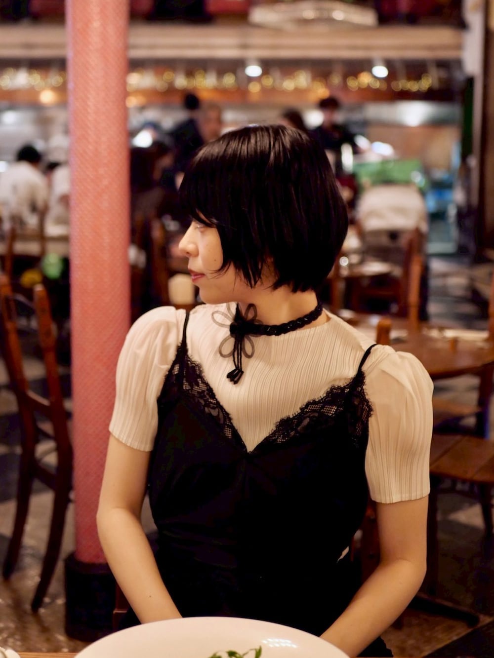 ブラック系のパンプス、ブラック系のワンピース、ホワイト系のトップスを着用したレディースの夏コーディネートの4枚目の写真