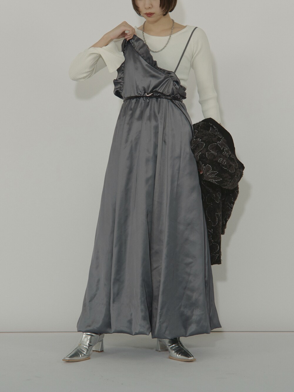 ブラック系のカーディガン/ボレロ、グレー系のスカートを着用したレディースの冬コーディネートの4枚目の写真