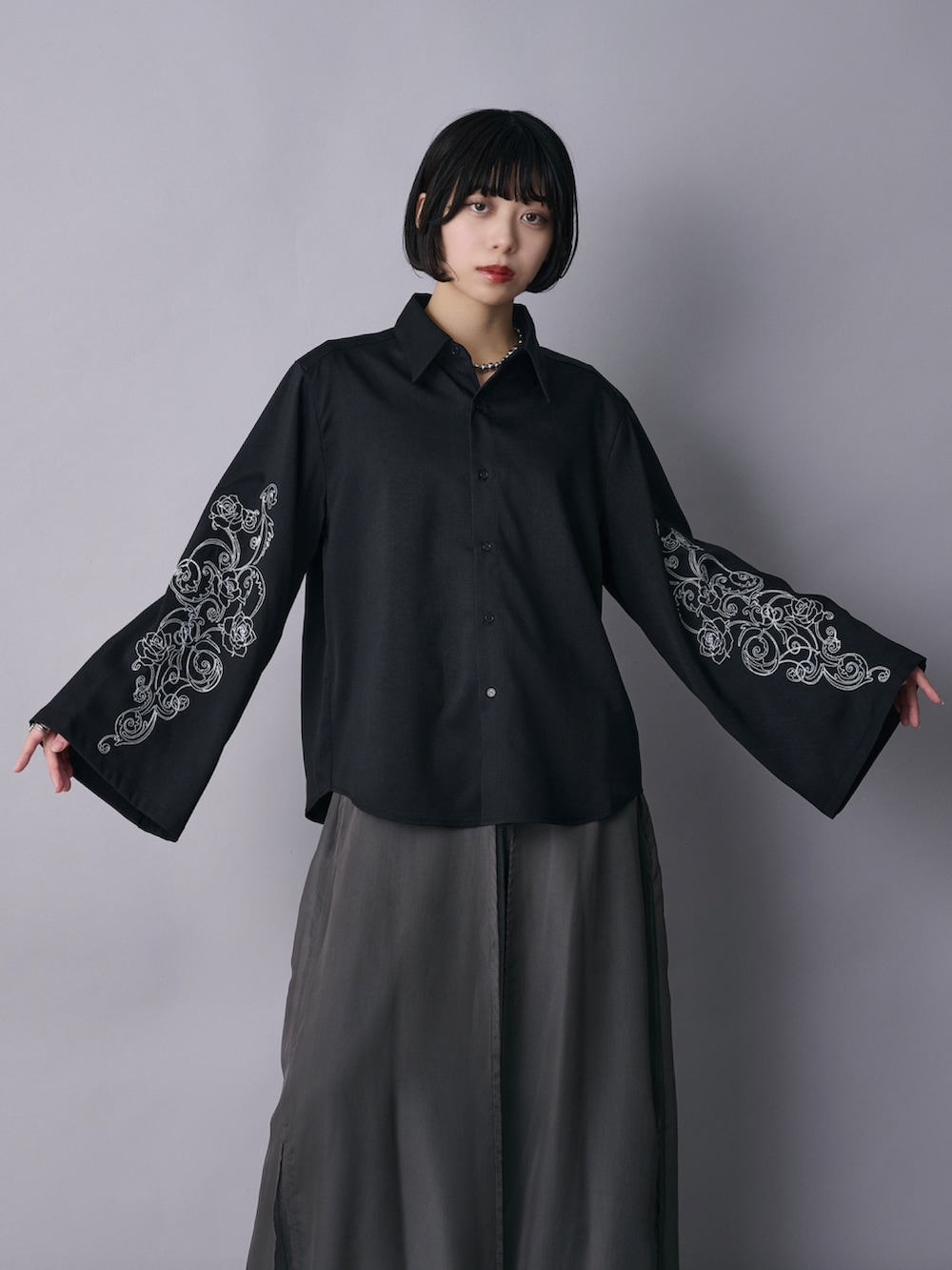 ブラック系のシャツ/ブラウス、グレー系のその他パンツ、ブラック系のローファーを着用したレディースの春コーディネートの3枚目の写真