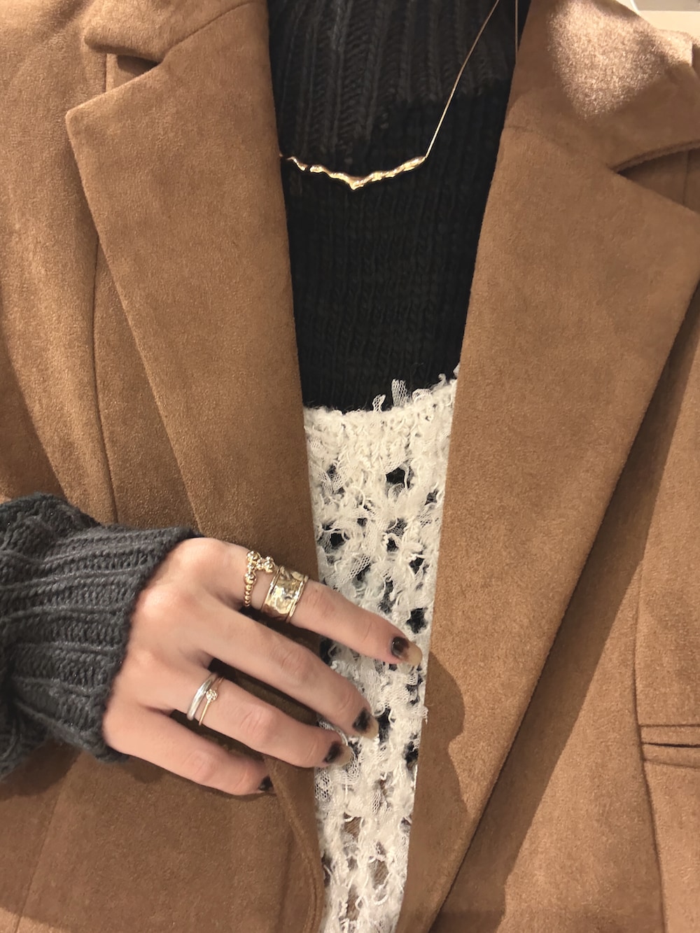 ブラウン系のテーラードジャケット、ブラウン系のデニムパンツ、ベージュ系のワンピース/ドレスを着用したレディースの冬コーディネートの2枚目の写真