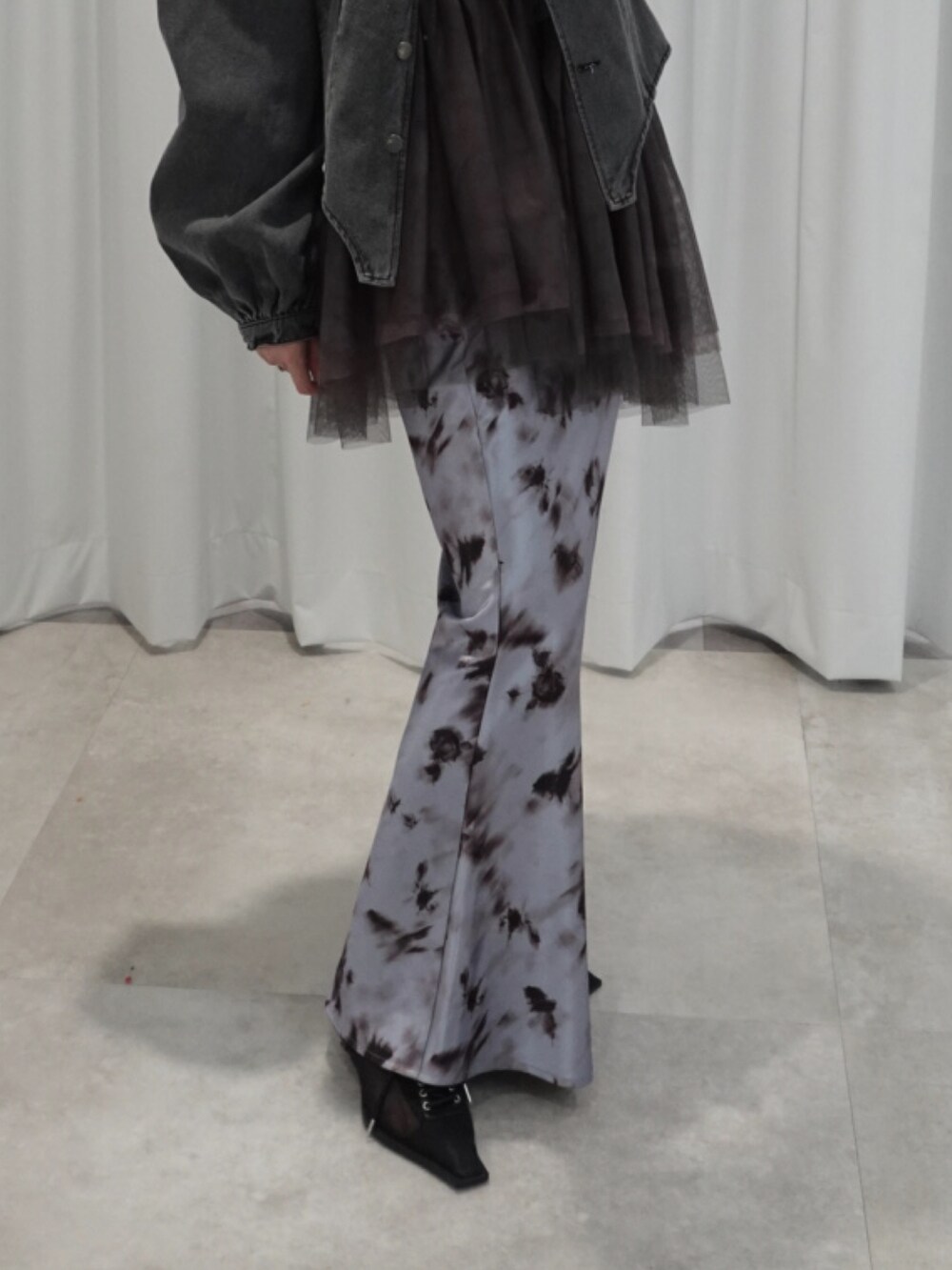 グレー系のキャミソールを着用したレディースの春コーディネートの2枚目の写真