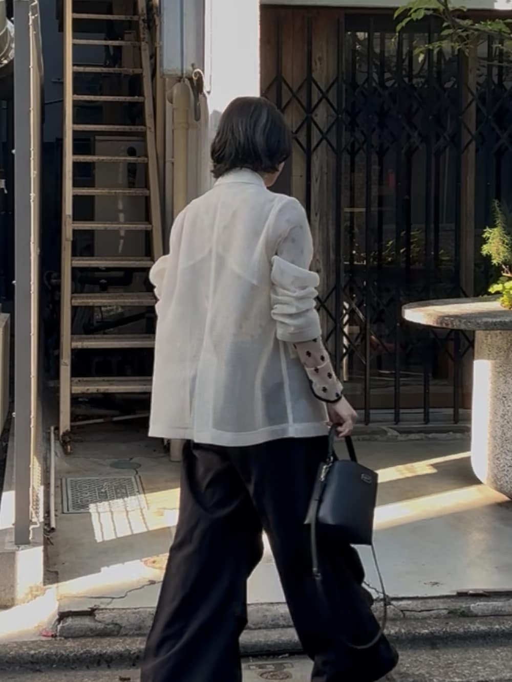 ベージュ系のTシャツ/カットソー、ベージュ系のテーラードジャケット、ブラック系のその他パンツを着用したレディースの夏コーディネートの4枚目の写真