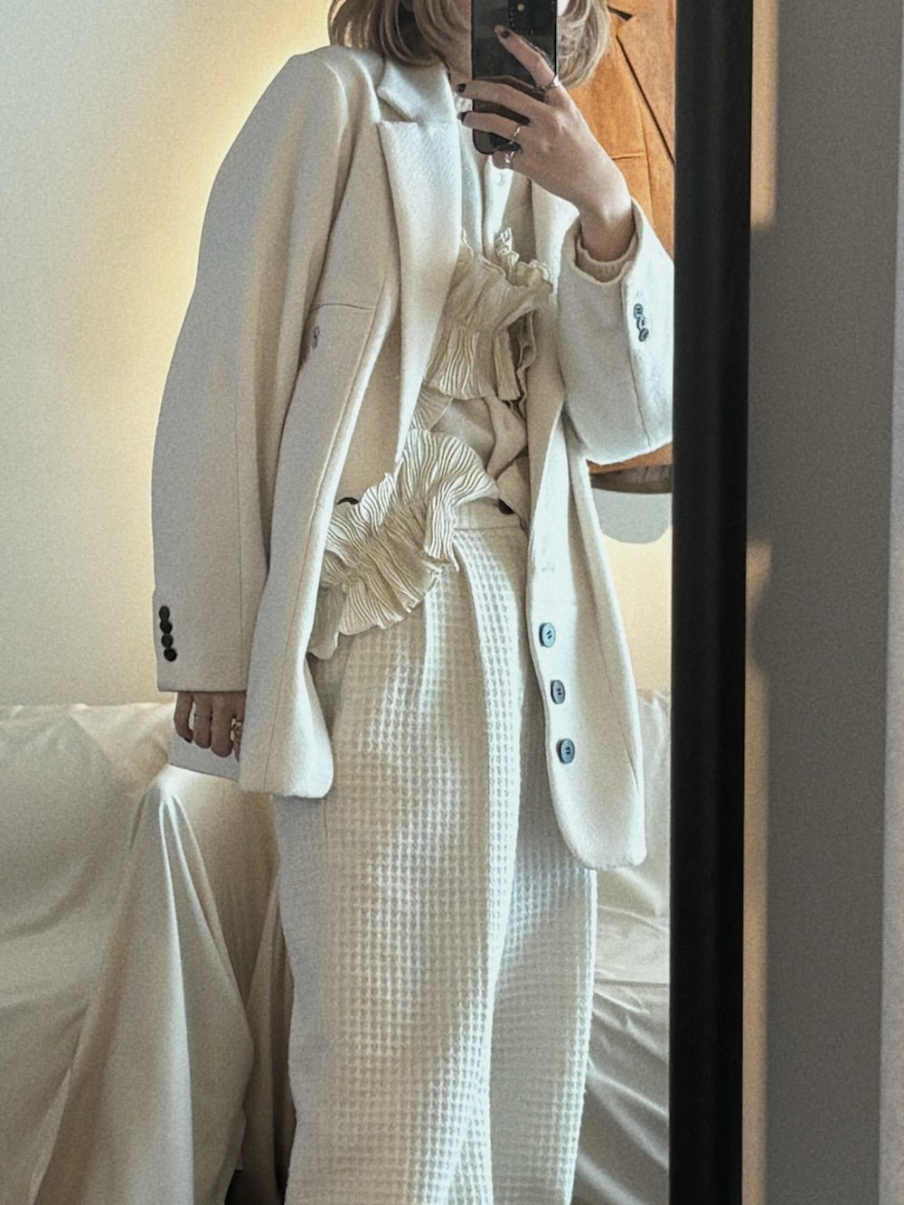 ホワイト系のその他トップス、グレー系のニット/セーター、ホワイト系のジャケット/アウターを着用したレディースの冬コーディネートの2枚目の写真