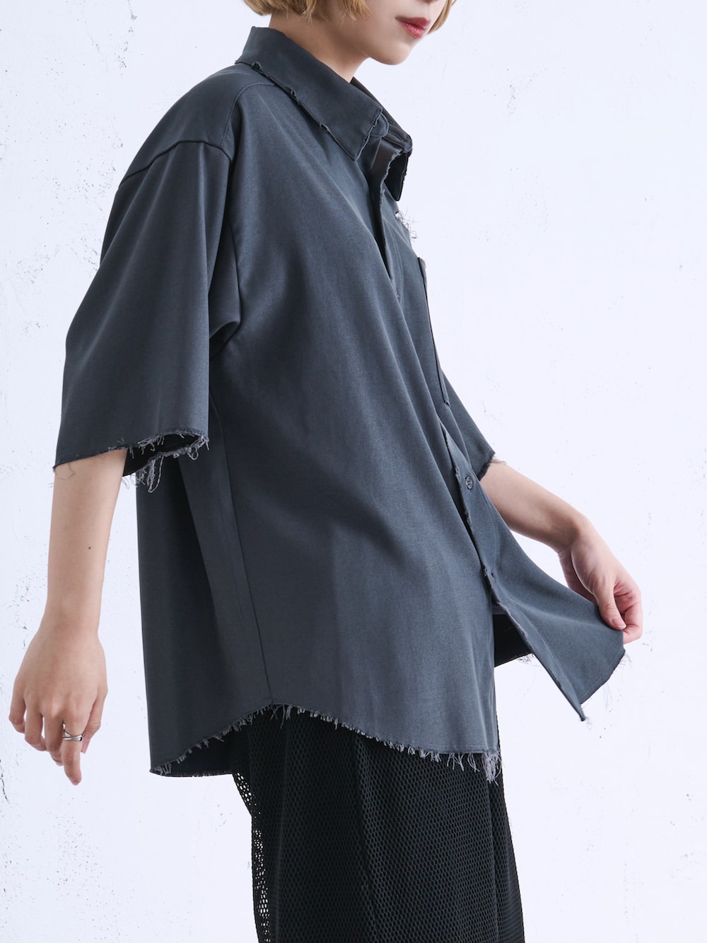 ブルー系のTシャツ/カットソー、ブラック系のその他パンツ、ブラック系のサンダルを着用したレディースの春コーディネートの4枚目の写真