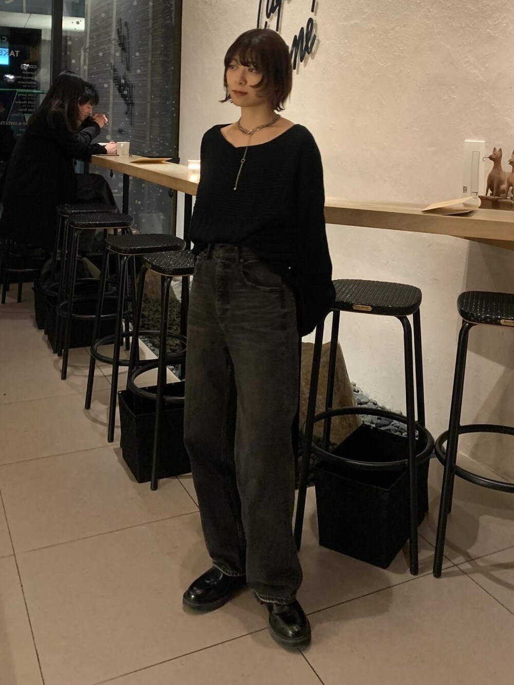 ブラック系のニット/セーター、ブラック系のファッション雑貨、シルバー系のネックレスを着用したレディースの秋コーディネートの2枚目の写真