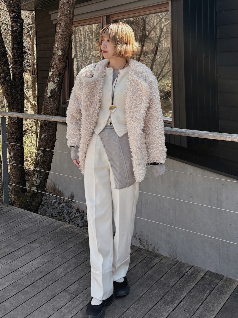 ブラック系のシューズ、ブラウン系のパンツを着用したレディースの春コーディネートの2枚目の写真