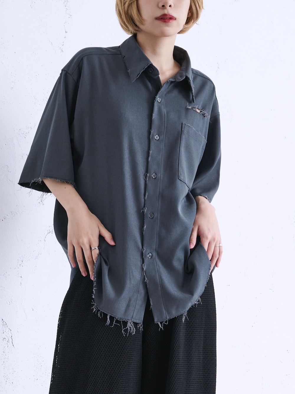 ブルー系のTシャツ/カットソー、ブラック系のその他パンツ、ブラック系のサンダルを着用したレディースの春コーディネートの2枚目の写真