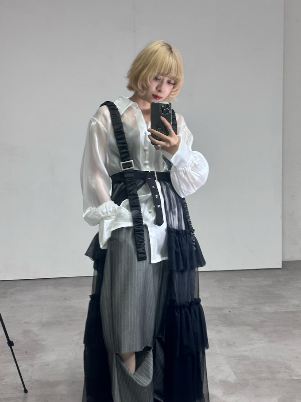 ホワイト系のシャツ/ブラウス、グレー系のスラックス、ブラック系のパンプスを着用したレディースの春コーディネートの2枚目の写真