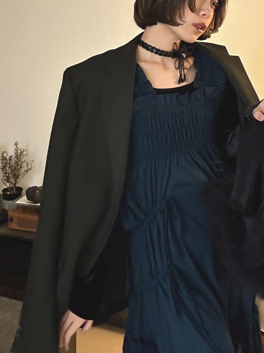 グリーン系のテーラードジャケット、グレー系のワンピース/ドレス、ブルー系のTシャツ/カットソーを着用したレディースの冬コーディネートの3枚目の写真