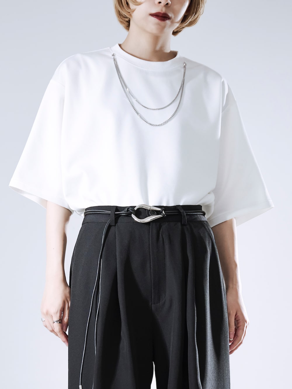 ホワイト系のTシャツ/カットソー、ブラック系のその他パンツ、ブラック系のサンダルを着用したレディースの春コーディネートの3枚目の写真