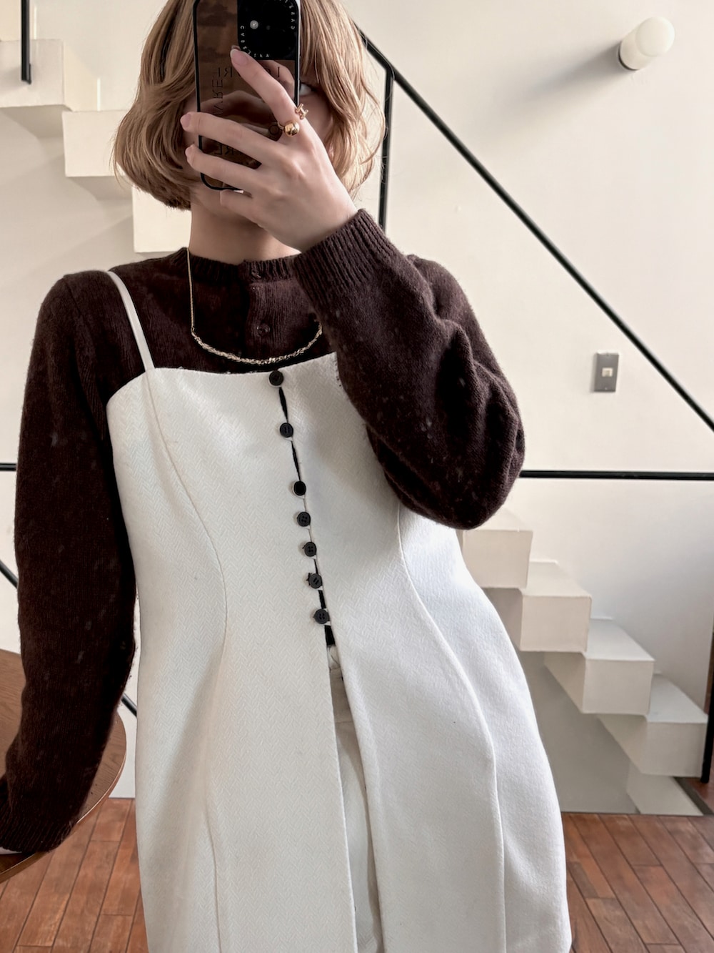 ブラウン系のパンツを着用したレディースの春コーディネートの5枚目の写真