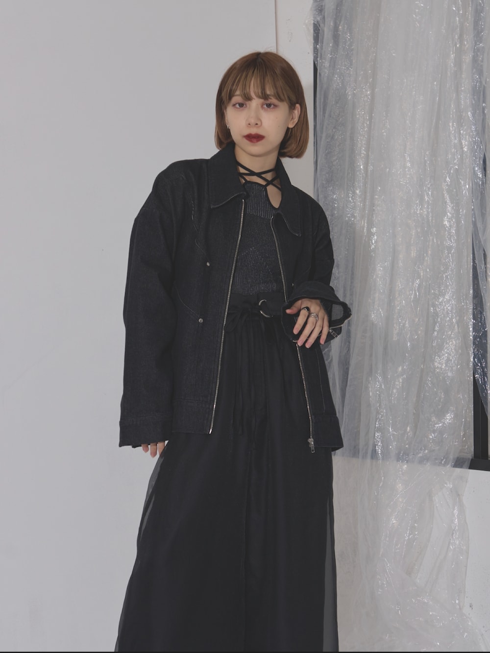 パープル系のニット/セーター、ブラック系のテーラードジャケット、ブラック系のその他パンツを着用したレディースの冬コーディネートの2枚目の写真