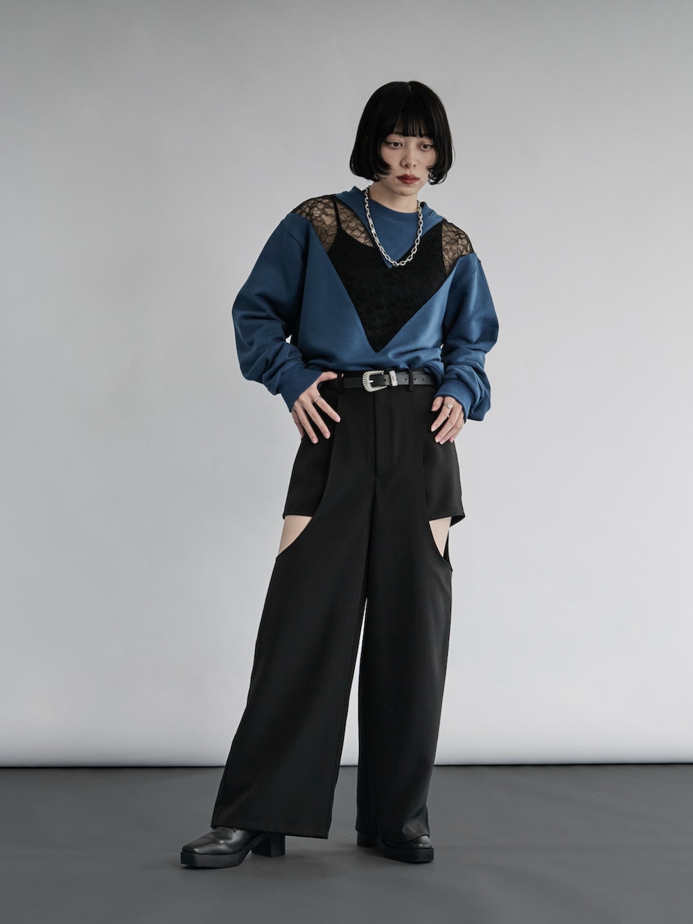 ブルー系のトップス、ブラック系のその他パンツを着用したレディースの冬コーディネートの2枚目の写真