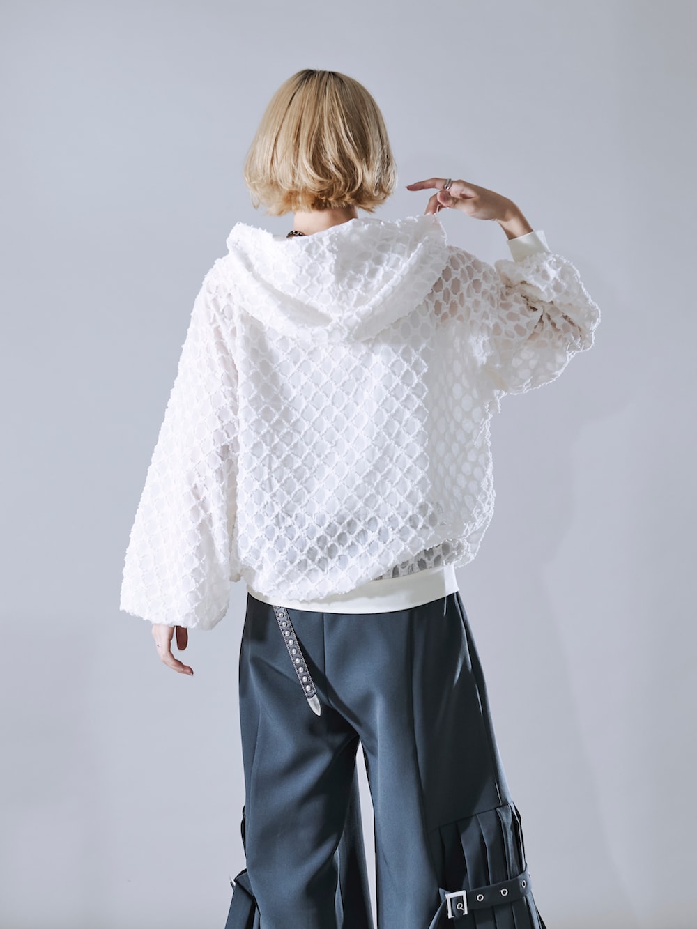 ホワイト系のブルゾン、グレー系のその他パンツを着用したレディースの春コーディネートの3枚目の写真