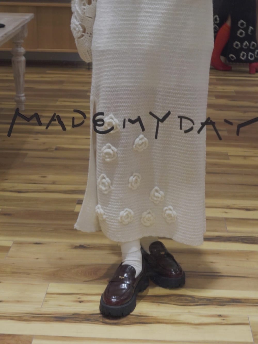 ホワイト系のトップス、その他のローファーを着用したレディースの秋コーディネートの2枚目の写真