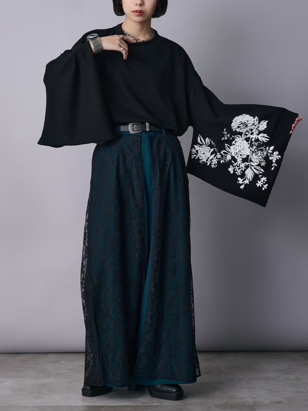 ホワイト系のTシャツ/カットソー、ブルー系のその他パンツ、ブラック系のローファーを着用したレディースの春コーディネートの2枚目の写真