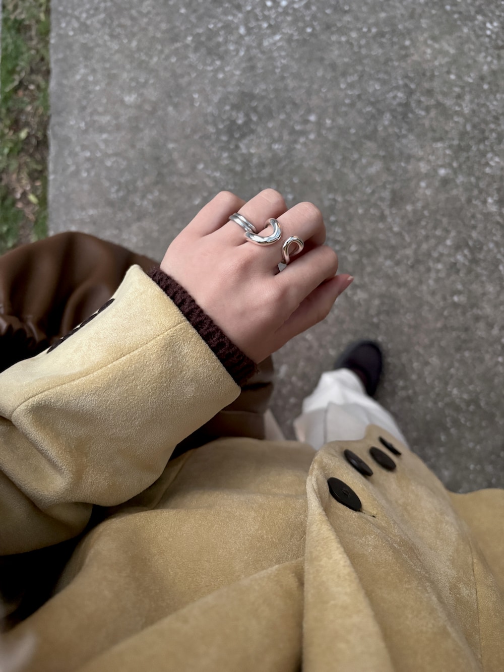 ブラウン系のパンツを着用したレディースの春コーディネートの3枚目の写真