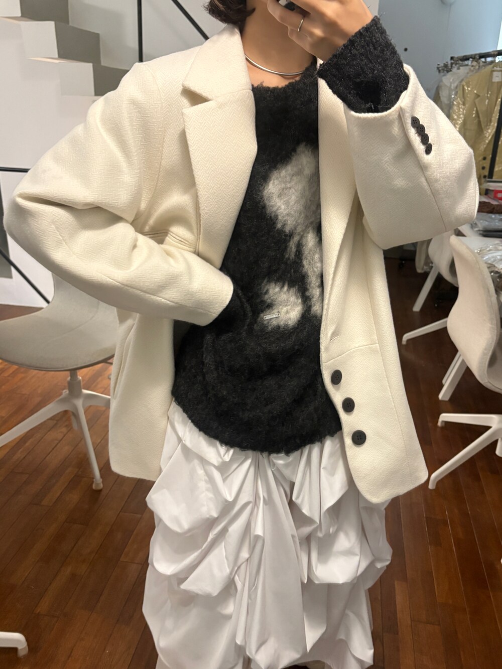 ホワイト系のスカート、グレー系のニット/セーター、ホワイト系のジャケット/アウターを着用したレディースの秋コーディネートの2枚目の写真