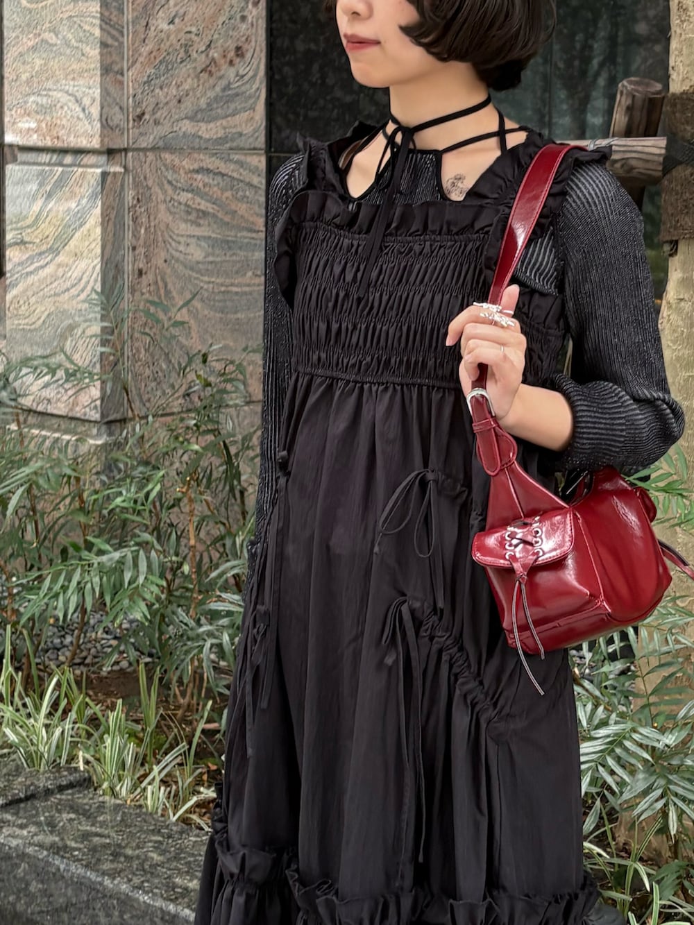 ブラック系のワンピース、ブラック系のニット/セーターを着用したレディースの夏コーディネートの2枚目の写真