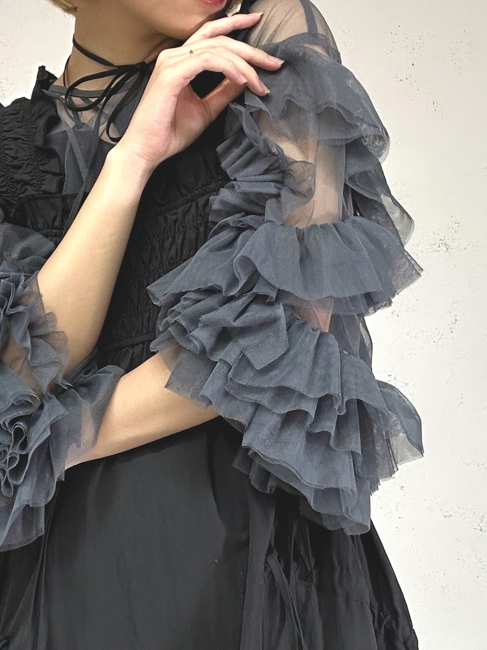 ブラック系のワンピース、グレー系のドレス、ブラック系のキャミソールを着用したレディースの夏コーディネートの4枚目の写真